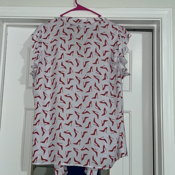 Cute blouse - Picture 2 of 4